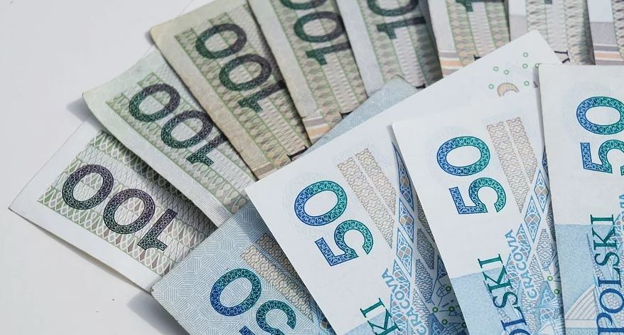 Dzisiaj kluczowy dzień dla emerytów. Seniorzy w całej Polsce będą bacznie obserwować swoje konta w banku