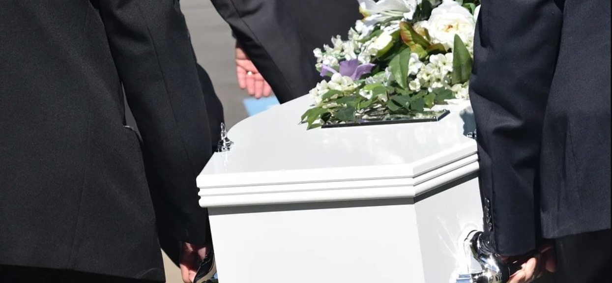 Chciał, aby pochowano go z pieniędzmi. Żona podczas pogrzebu zrobiła rzecz, którą żałobnicy zapamiętają na zawsze