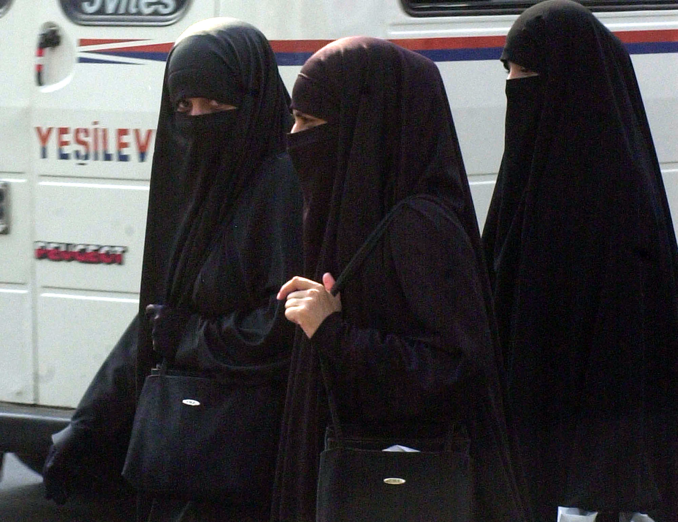 Amnesty: rząd powinien zmienić stosunek Polaków do islamskich imigrantów