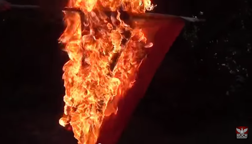 Marian Kowalski z kolegami spalili flagę LGBT (video)