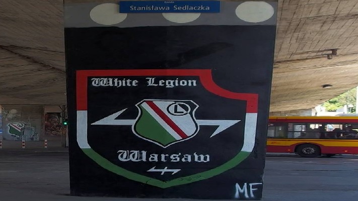 Fanatycy Legii namalowali symbol SS na rondzie polskiego bohatera
