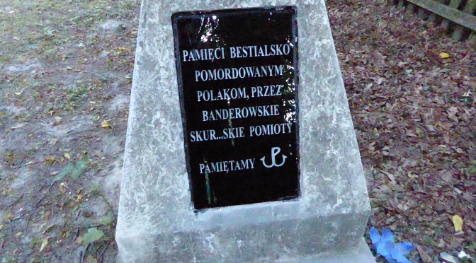 Nowa tablica na pomniku UPA: "banderowskie sku***syny"