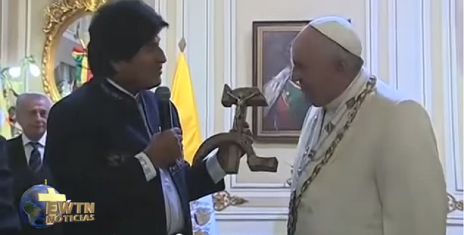 Papież niechętnie przyjmuje Jezusa na sierpie i młocie (video)
