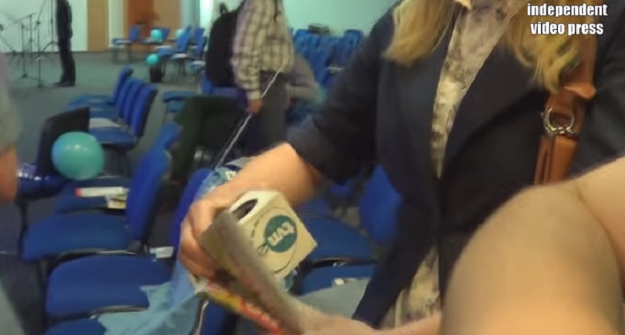 Dziennikarka TVN24 chowa logo stacji przed Stonogą, ten kpi