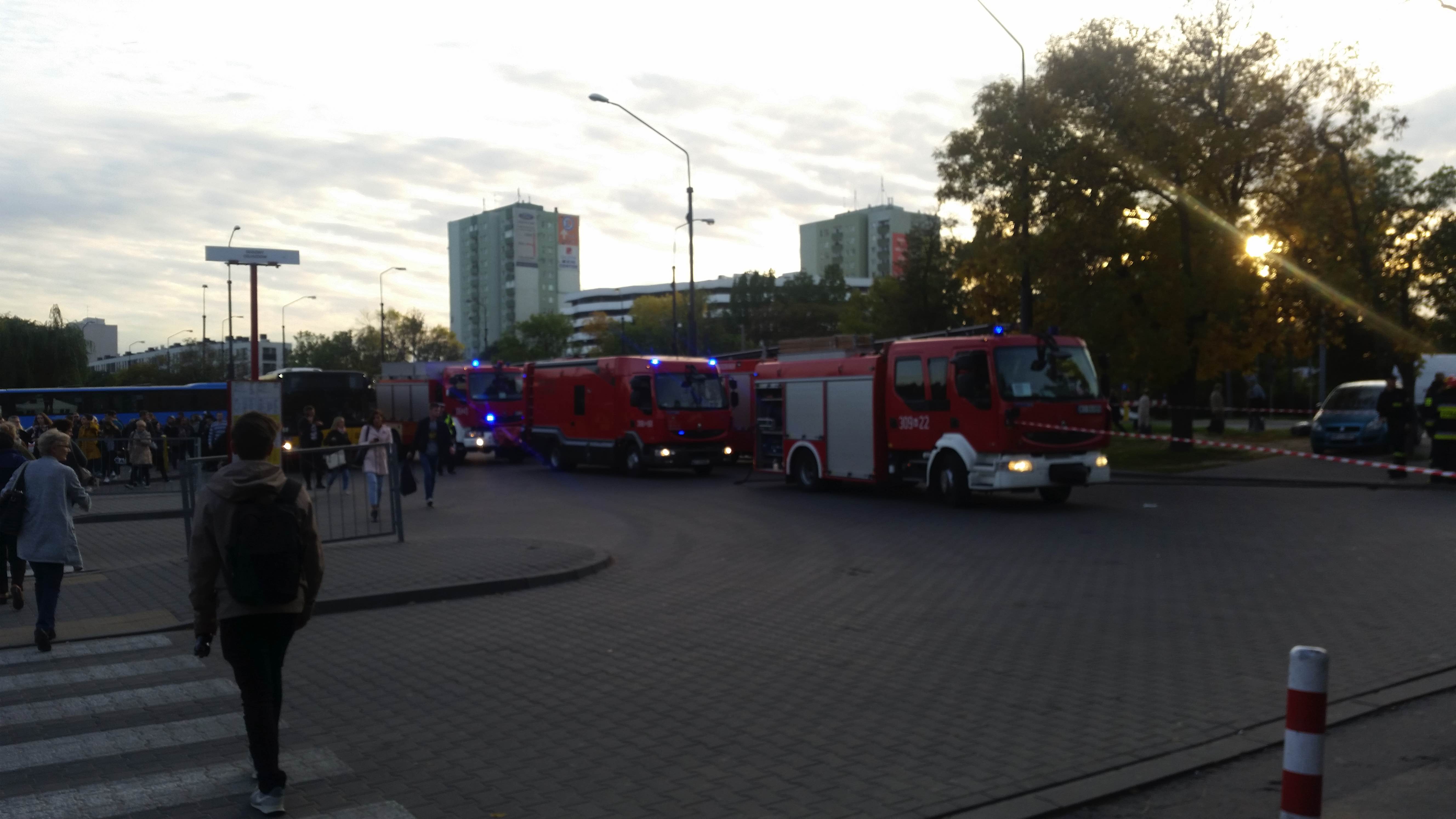 Atak na straż miejską w Warszawie! Ludzie panikują, wozy strażackie ruszyły (zdjęcia)