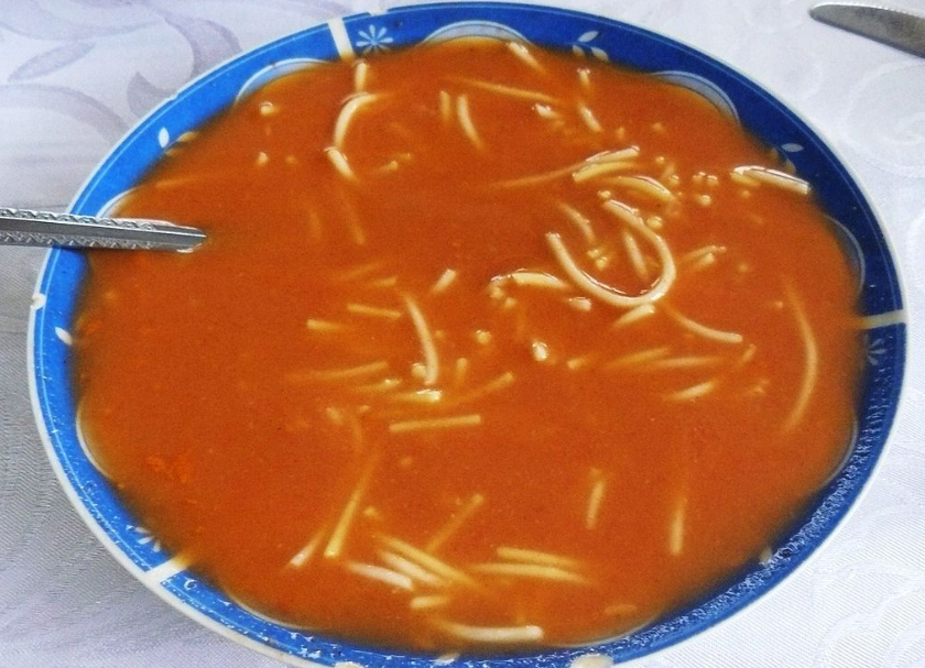 Takiej pomidorowej jeszcze nie jedliście: zupa ze smażonych pomidorów. Można zrobić na rosole