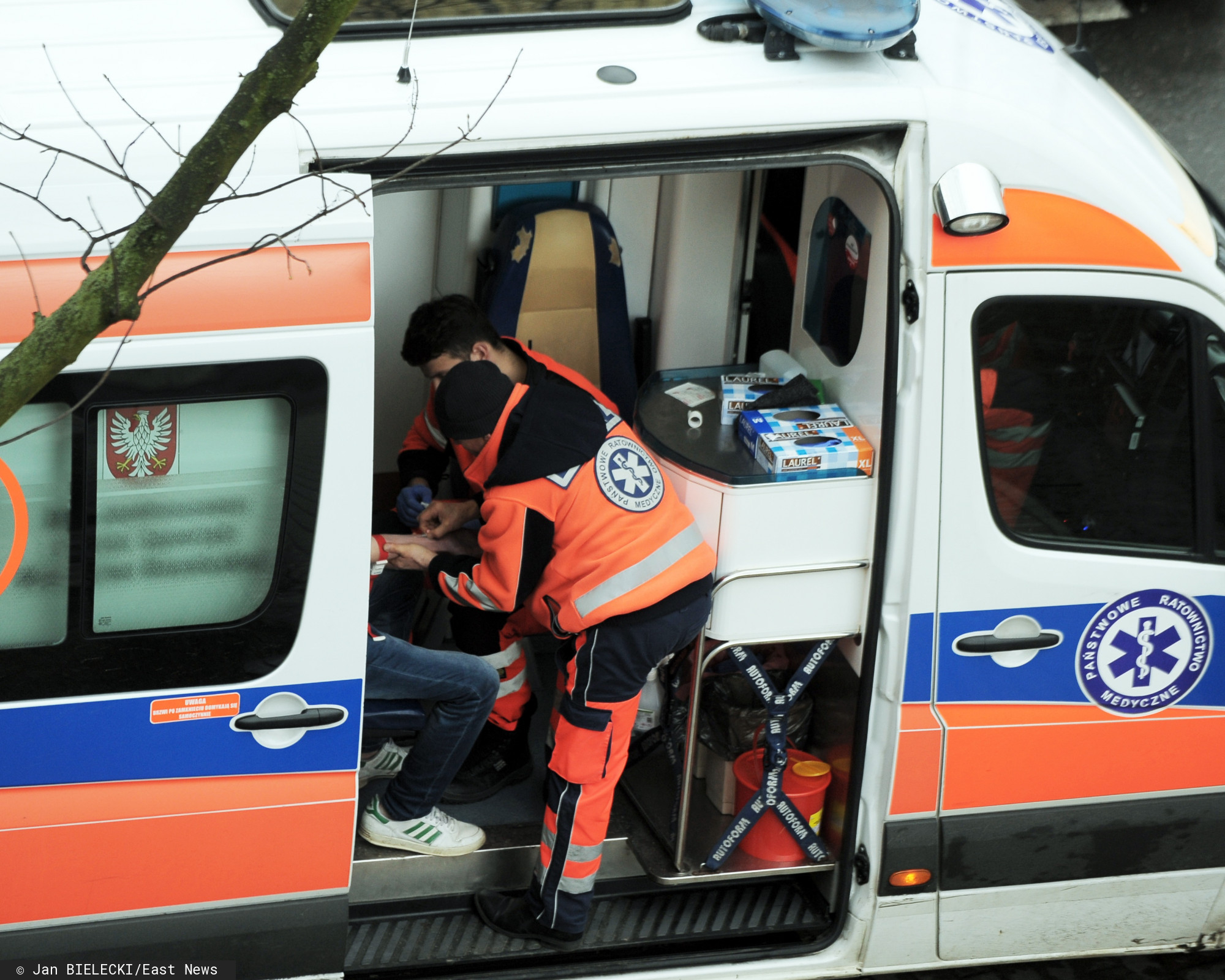 Widzisz policjanta albo ratownika medycznego w kolejce - natychmiast przepuść. To ważne, do sieci trafił dramatyczny apel