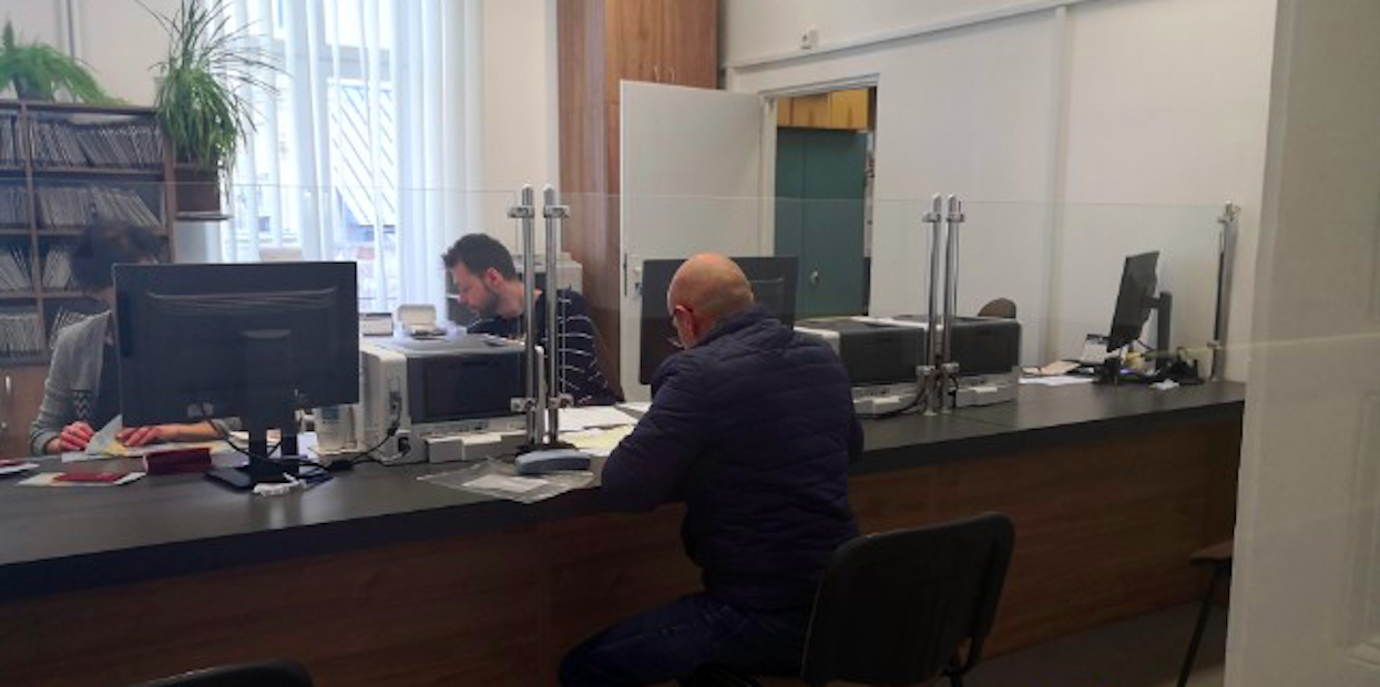 Blamaż urzędników, są zdjęcia. Pokazano, jak naprawdę "walczą" z wirusem