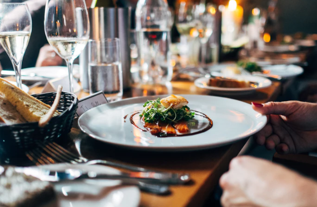 Restauracja gotuje i dowozi jedzenie za darmo. Genialna akcja dla potrzebujących