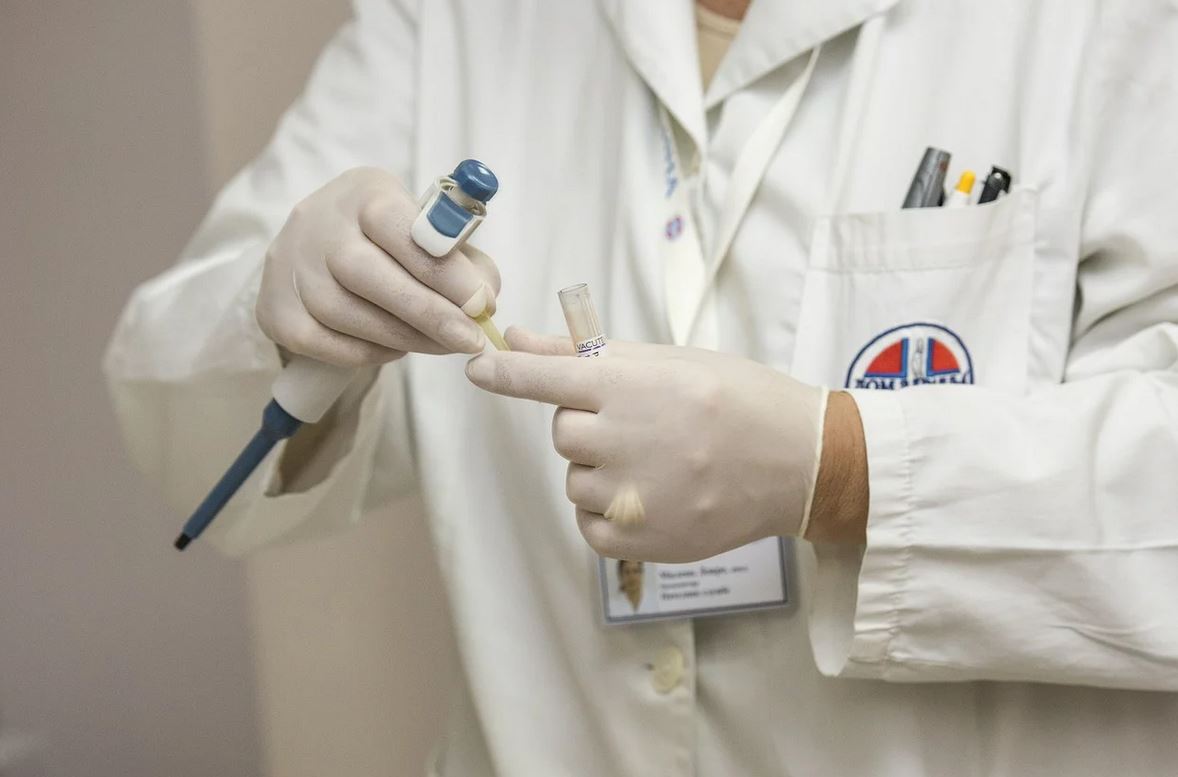 W środę był na imprezie w polskim mieście. Ma koronawirusa, wszyscy których spotkał powinni się zgłosić