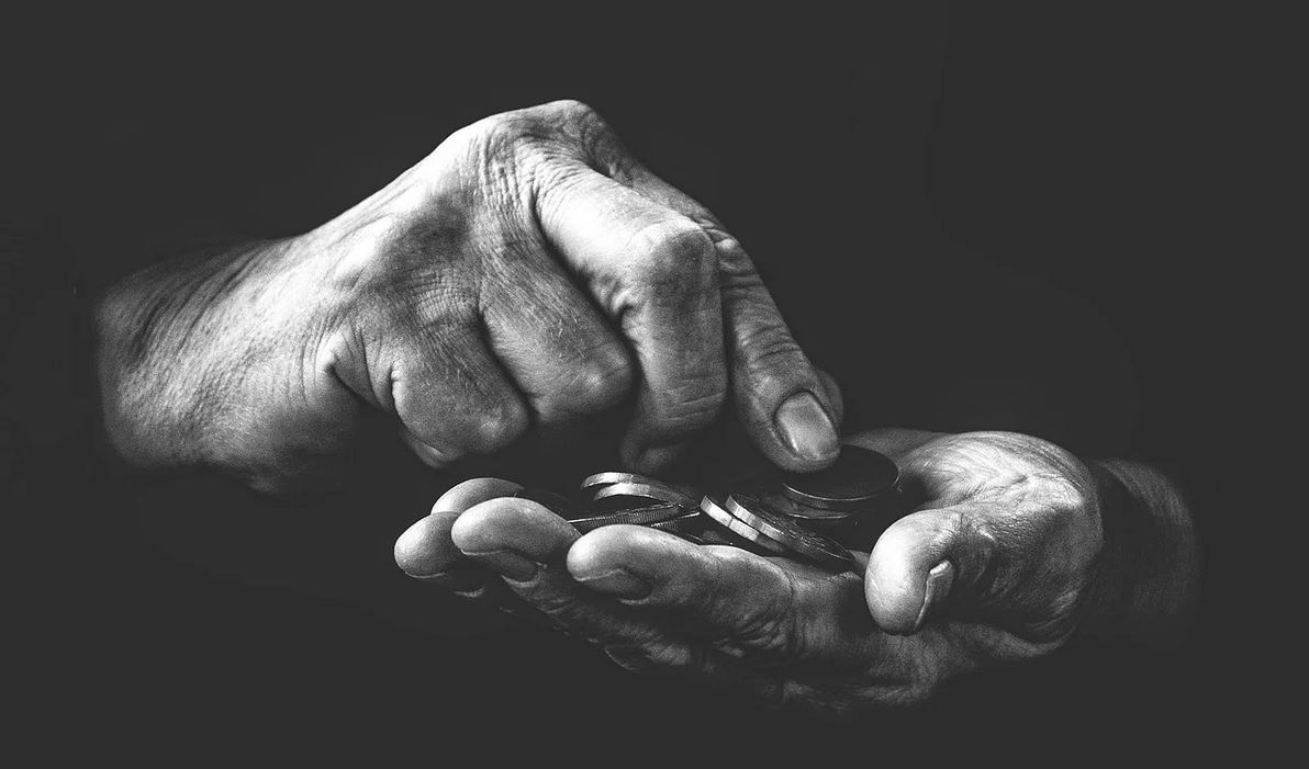 Seniorzy drżą z obaw o emerytury. Czy listonosze dostarczą im pieniądze na czas?