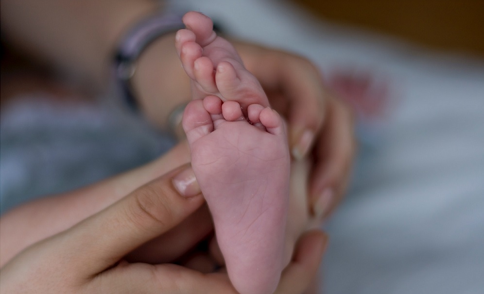 18-miesięczne dziecko w bardzo ciężkim stanie, rodzice trafili na kwarantannę. Druzgocące doniesienia z kraju