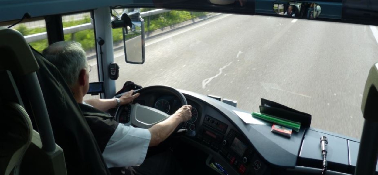 Sanepid wszczął alarm. Zakażony mężczyzna jeździł autobusem, pasażerowie konkretnych kursów poszukiwani
