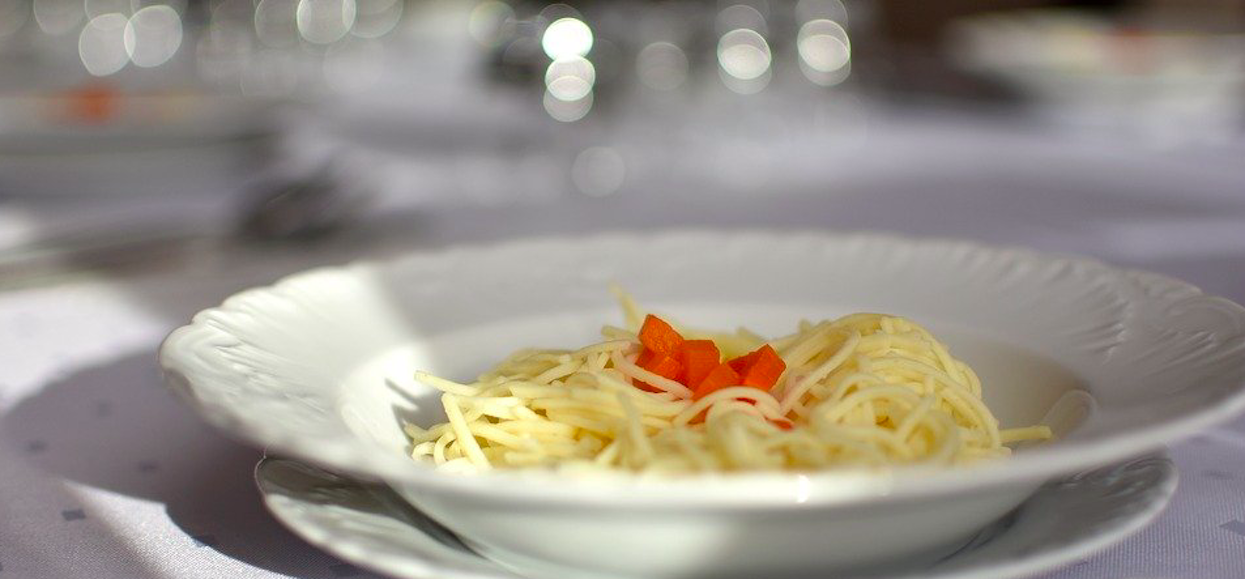 Doświadczone panie domu dodają do rosołu jeden sekretny składnik, który zmienia wszystko. Raz go zjesz i już nigdy nie ugotujesz inaczej