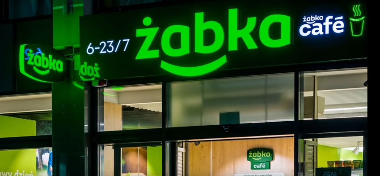Komunikat dla wszystkich klientów Żabki. Sieć sklepów podejmuje ważne kroki