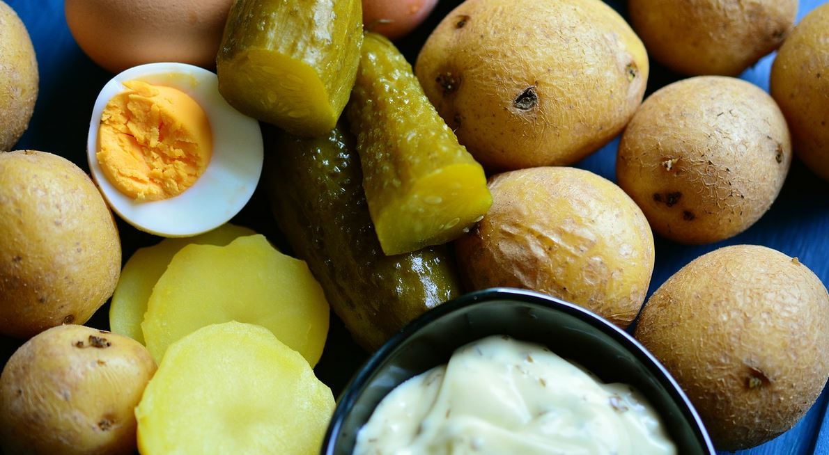 Prosta sałatka z 3 składników będzie gotowa w kilka minut, składniki zawsze są w kuchni. Idealna do obiadu