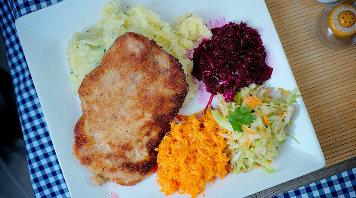 Znalazła przepis na kotlety schabowe w starej książce. Smakują rewelacyjnie, sekret tkwi w panierce