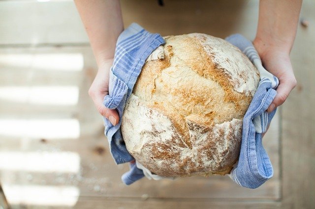 Nigdy nie wyrzucaj czerstwego chleba. Jeden prosty trik sprawi, że znowu będzie chrupiący i świeży