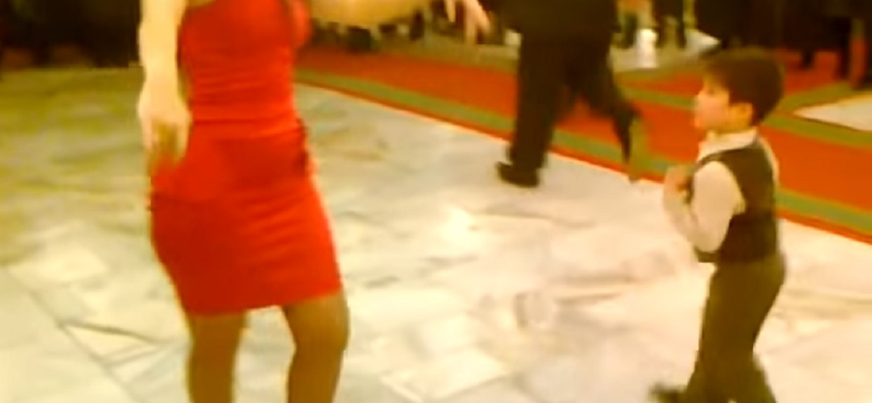 Mały chłopiec poprosił dorosłą kobietę do tańca. Kilka sekund później wydarzyła się rzecz, która wszystkim odebrała mowę