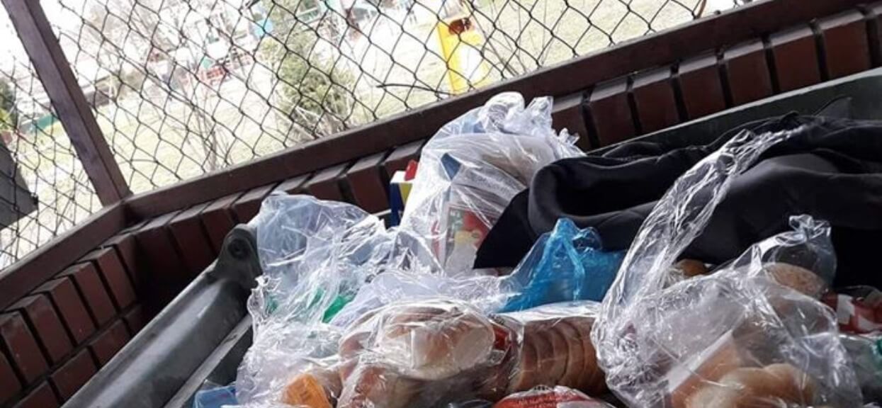 Polacy masowo robili zakupy na zapas. W sieci pojawiło się zdjęcie osiedlowego śmietnika, ręce opadają