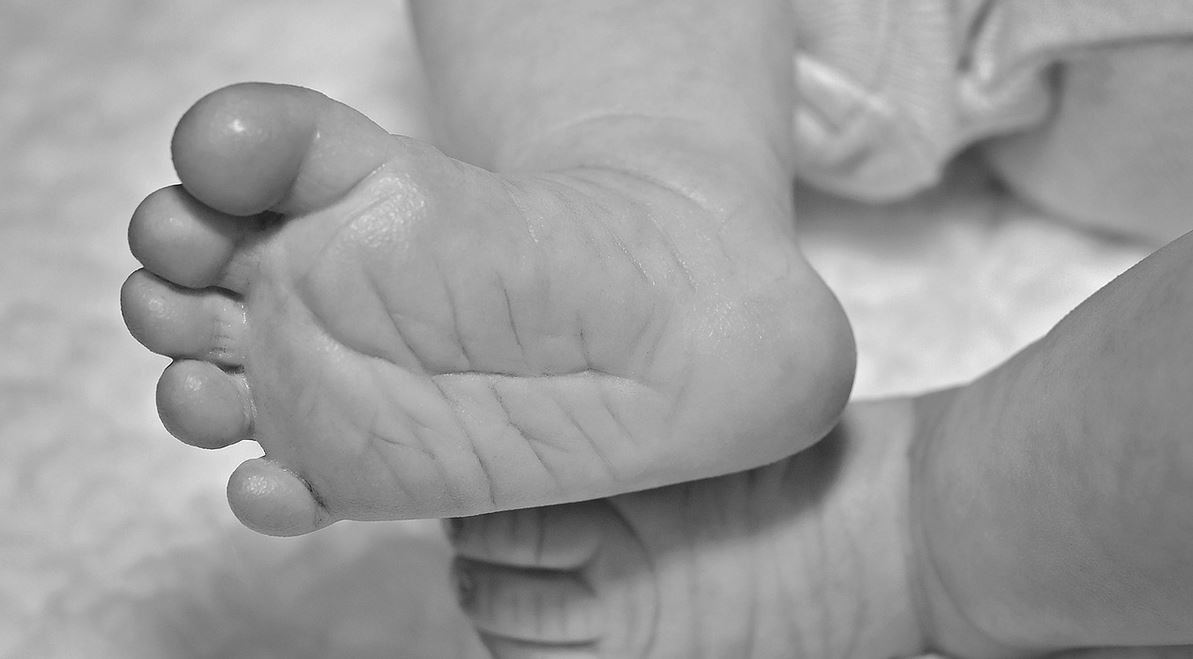 Bezduszni rodzice pozwolili, by ich malutka córeczka umarła z głodu. Prawda o jej ostatnich chwilach przyprawia o ciarki
