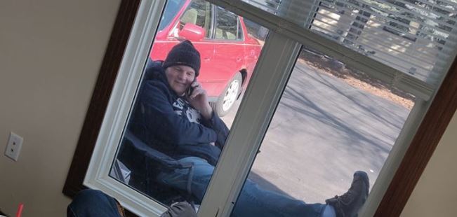 Mężczyzna codziennie podchodzi do okna budynku, siada przed nim i wyjmuje telefon. Powód wyciska łzy z oczu