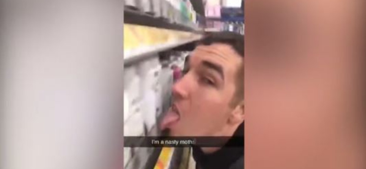 Nie mieści się w głowie, podczas pandemii umyślnie lizał produkty w sklepie. Powód oburza