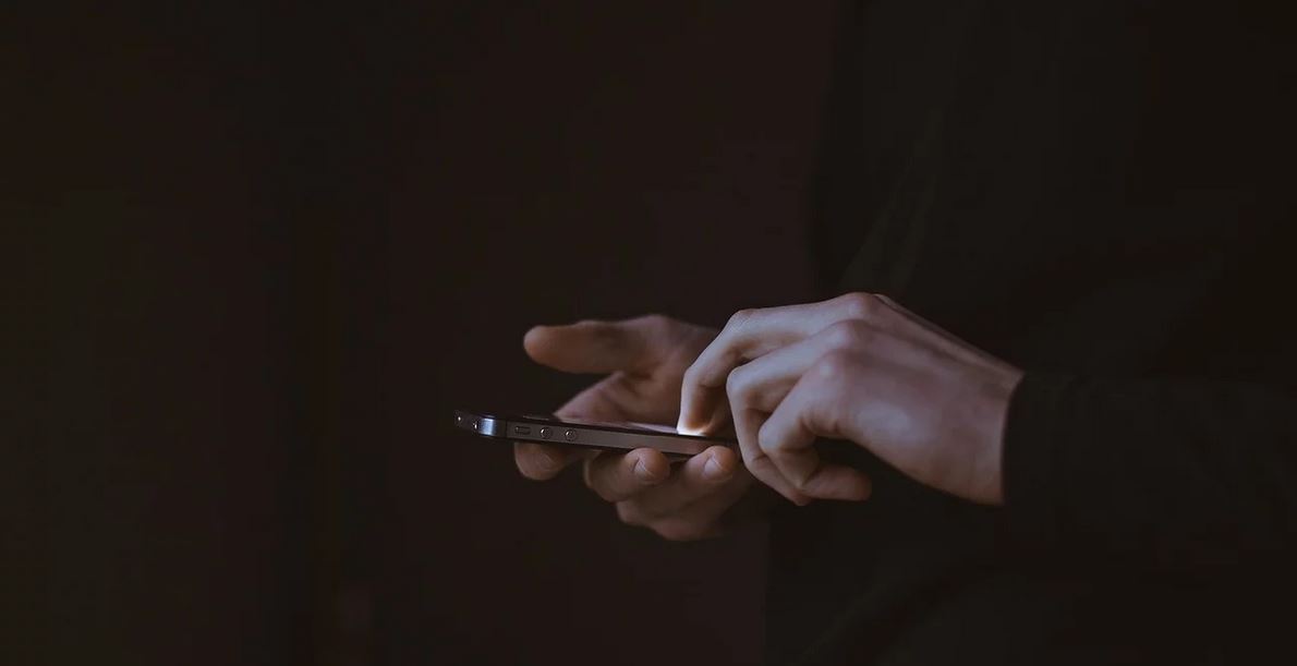 Obowiązkowe szczepienia na koronawirusa? Polacy dostają SMS-y o dziwnej treści, są fałszywe
