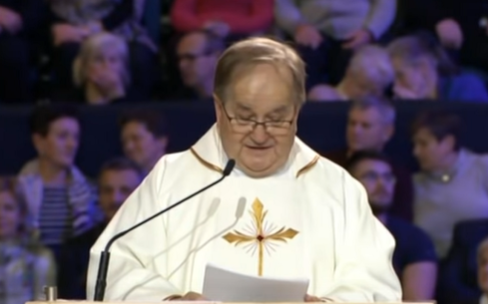 Polacy otrzymują ogłoszenie ze zdjęciem Rydzyka. "Bez uiszczenia opłaty, spowiedź jest nieważna"