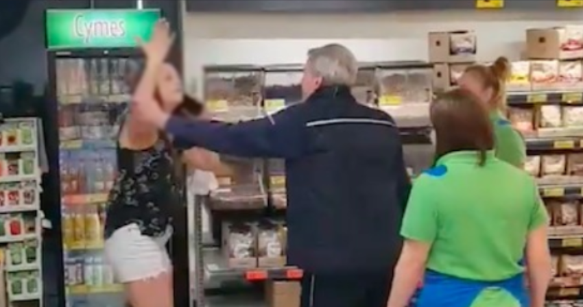 Ręce opadają. Klientka rzuciła się z rękoma na ekspedientkę w Biedronce, powód jest przygnębiający