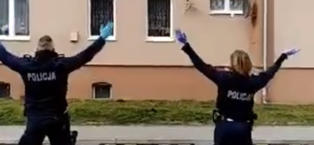Niebywałe, policjanci zatańczyli dla dzieci w kwarantannie. Nagranie rozkłada na łopatki