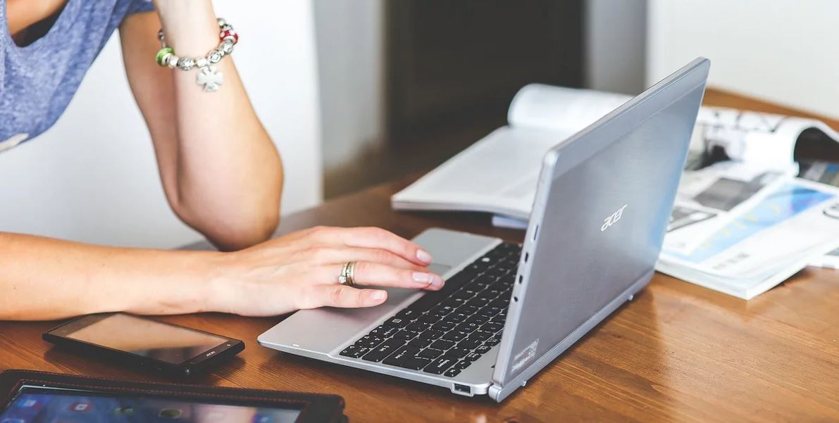 Monika przez przypadek zajrzała do laptopa teściowej. Gdy poznała porażającą prawdę, była wstrząśnięta