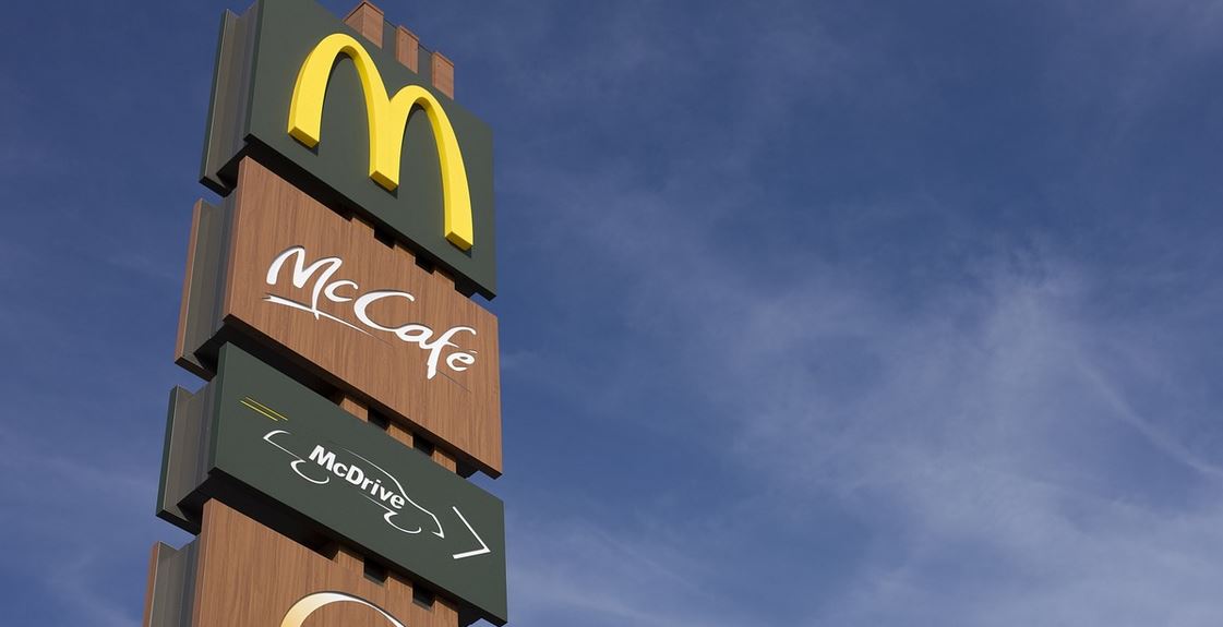 Podczas epidemii McDonald's wywołał aferę. Klienci oburzeni jak nigdy sposobem, w jaki zareagowali na koronawirusa