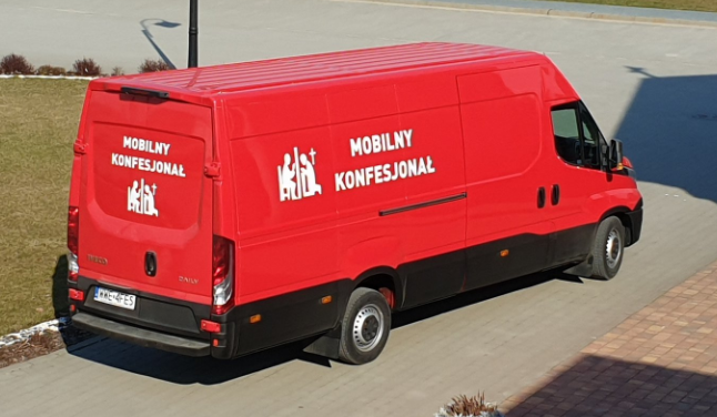 W Węgrowie powstał "mobilny konfesjonał". Księża mają w nim bezpiecznie spowiadać, mogą nawet podjechać
