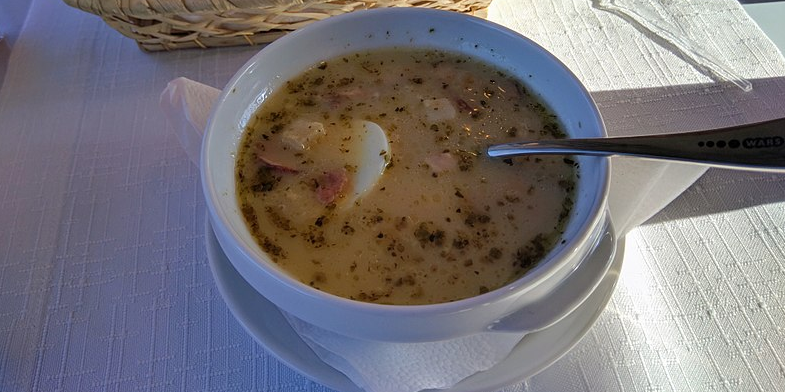 Przepis naszych babek na tradycyjny polski żurek. Kluczowy jest jeden składnik