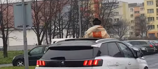 Ksiądz jeździł autem po parafii i błogosławił mieszkańców przez szyberdach. Został zgłoszony na policję