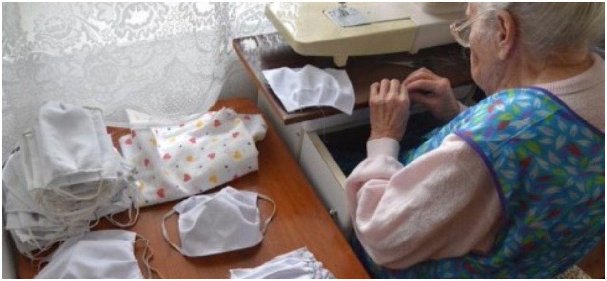 Pani Janina ma 96-lat. Od wielu dni szyje maseczki dla przychodni