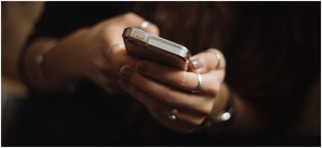Polacy masowo dostają SMS-y od Rządowego Centrum Bezpieczeństwa. Wprowadzono nowe obostrzenia