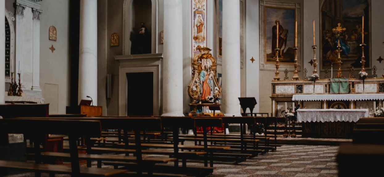 Ksiądz więził i krzywdził dziewczynkę bez skrupułów. Wyrok sądu powala