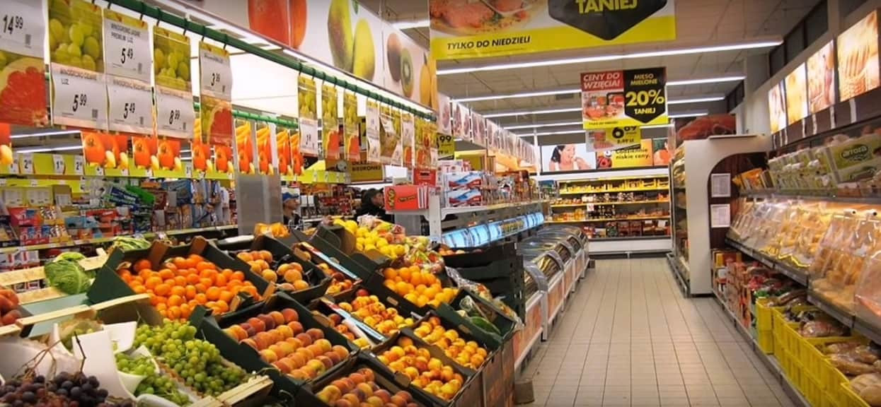 Wszedł do Biedronki po zakupy, wyszedł pobity przez pracownika. Wrzucił zdjęcia do sieci, jest afera
