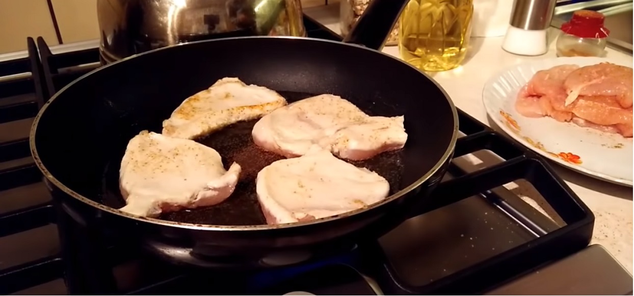 Podczas smażenia kurczaka widzisz na patelni białą pianę? Dla własnego dobra lepiej widzieć, co oznacza