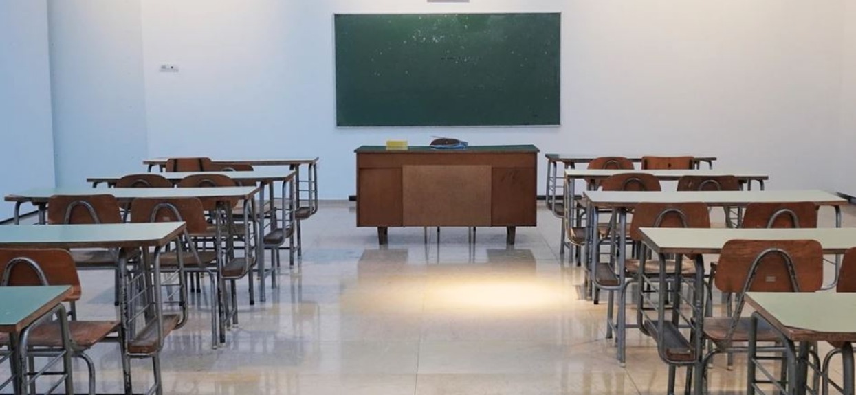 Kolejne placówki szkolne zamykane w trybie natychmiastowym. Rodzice dzieci pozostawieni na lodzie
