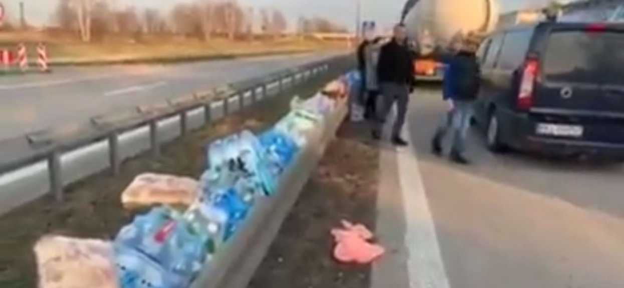 Ludzie zostawiają na granicy jedzenie i wodę, dla wszystkich, którzy muszą godzinami stać na przejściu granicznym