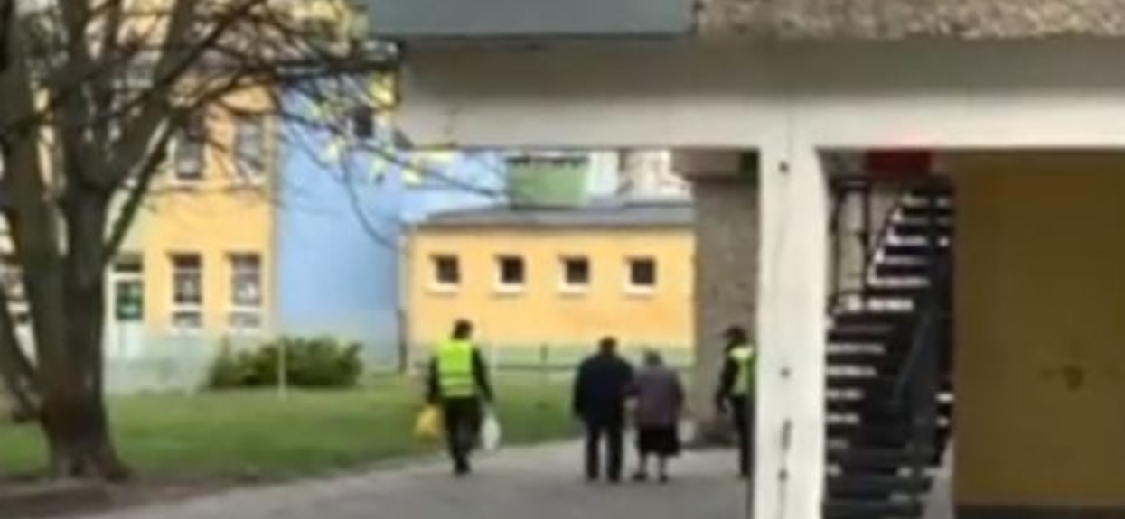 Brawa dla policjantów i żołnierzy, za ich pomoc w trudnych czasach