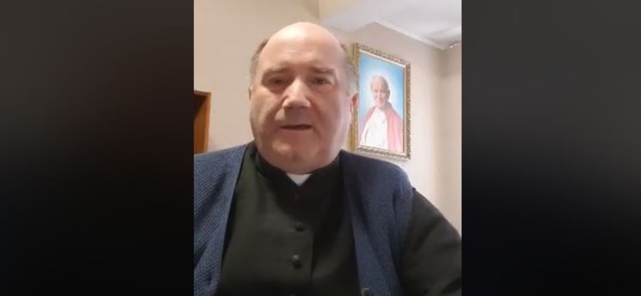 Ksiądz Witold zbierał na nowe konfesjonały. Zamiast nich, kupi kombinezony dla lekarzy