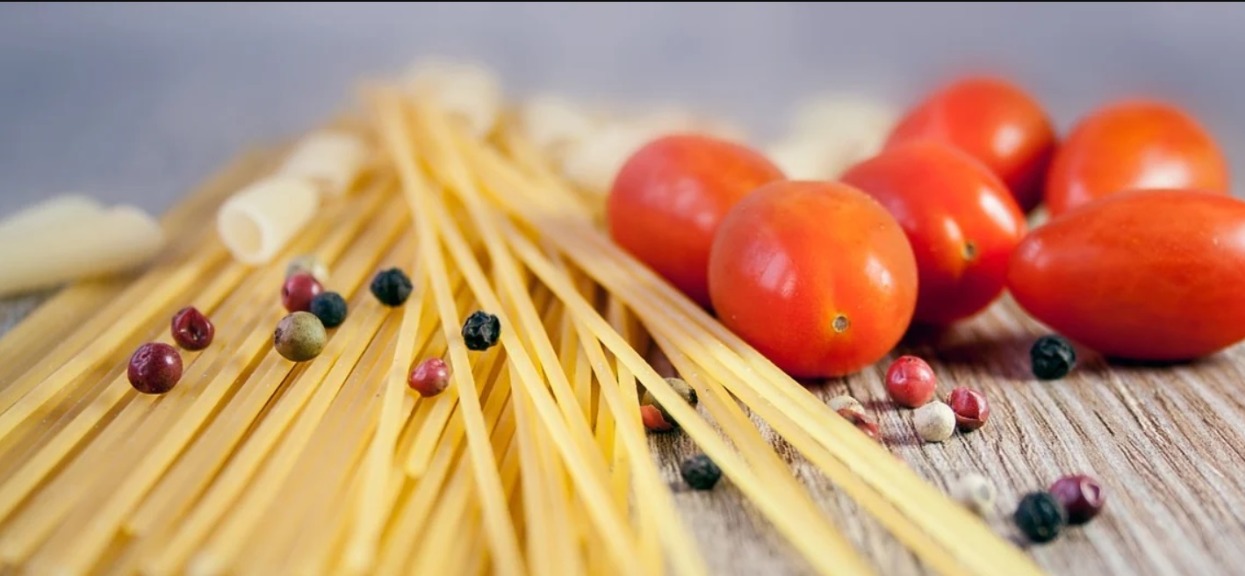 Genialny pomysł na pyszny obiad z makaronu. Rolada spaghetti zaskoczy wszystkich, domownicy będą cię nosić na rękach