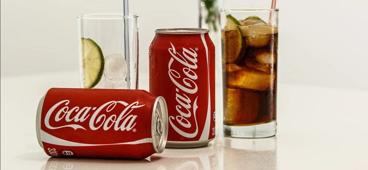 Dlaczego puszki Coca Coli są czerwone? Kolor nie jest bez znaczenia, prawdziwa przyczyna zaskakuje