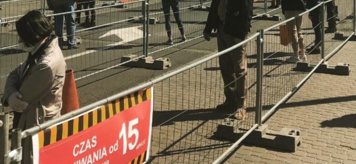 Zdjęcie kolejki pod polskim sklepem przejdzie do historii. Najbardziej przerażająca jest rzecz, której nie widać