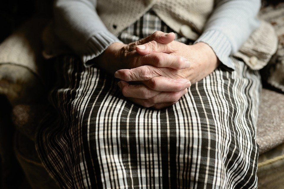 Podeszli do samotnie siedzącej starszej kobiety. Chwilę później zrobili rzecz, po której zalała się łzami