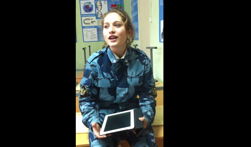 Głos Rosjanki w mundurze podbija internet (video)